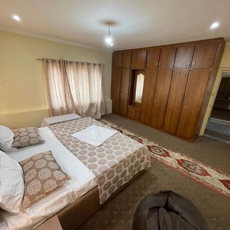Khwaab Gah By The Khayabaan-Homestay Apartments Fully Furnished With Functional Kitchen, Wifi & Parking In City Centre Srīnagar Esterno foto