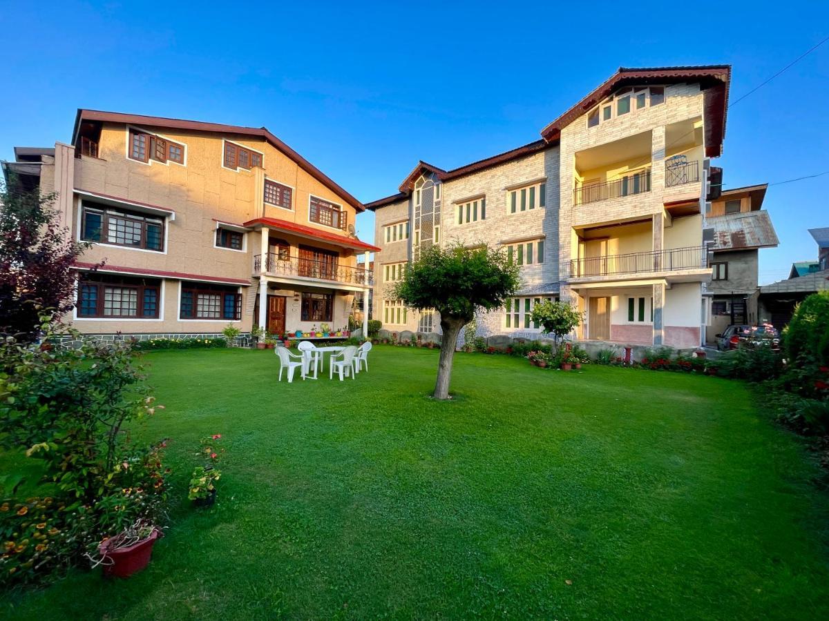 Khwaab Gah By The Khayabaan-Homestay Apartments Fully Furnished With Functional Kitchen, Wifi & Parking In City Centre Srīnagar Esterno foto