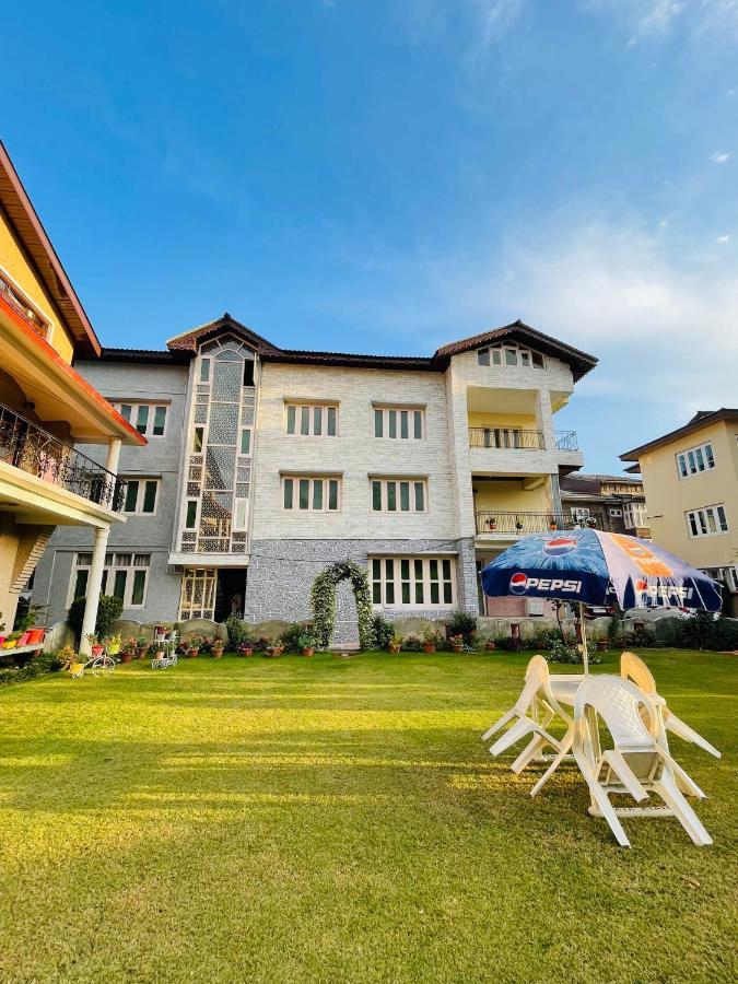 Khwaab Gah By The Khayabaan-Homestay Apartments Fully Furnished With Functional Kitchen, Wifi & Parking In City Centre Srīnagar Esterno foto