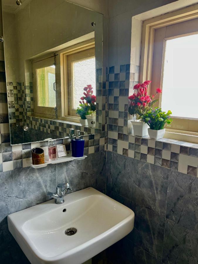Khwaab Gah By The Khayabaan-Homestay Apartments Fully Furnished With Functional Kitchen, Wifi & Parking In City Centre Srīnagar Esterno foto