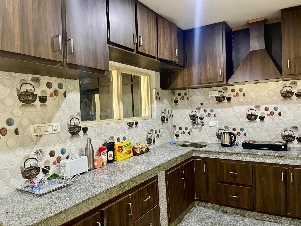 Khwaab Gah By The Khayabaan-Homestay Apartments Fully Furnished With Functional Kitchen, Wifi & Parking In City Centre Srīnagar Esterno foto