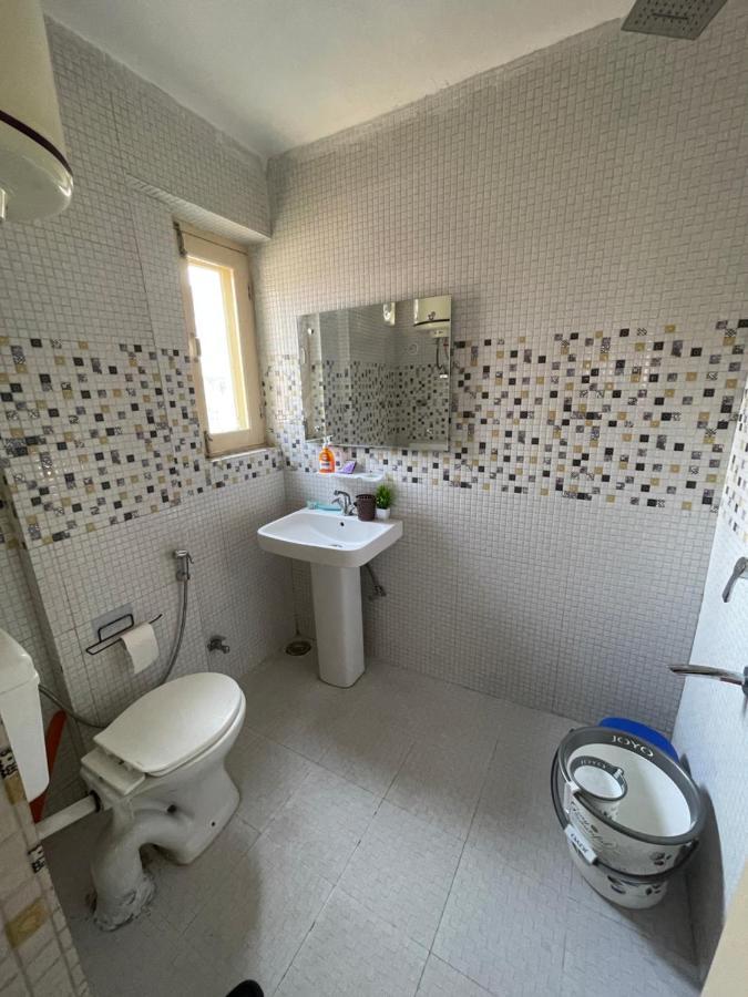 Khwaab Gah By The Khayabaan-Homestay Apartments Fully Furnished With Functional Kitchen, Wifi & Parking In City Centre Srīnagar Esterno foto