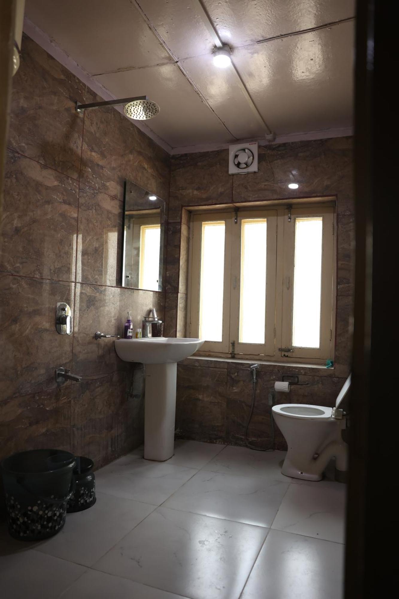 Khwaab Gah By The Khayabaan-Homestay Apartments Fully Furnished With Functional Kitchen, Wifi & Parking In City Centre Srīnagar Esterno foto