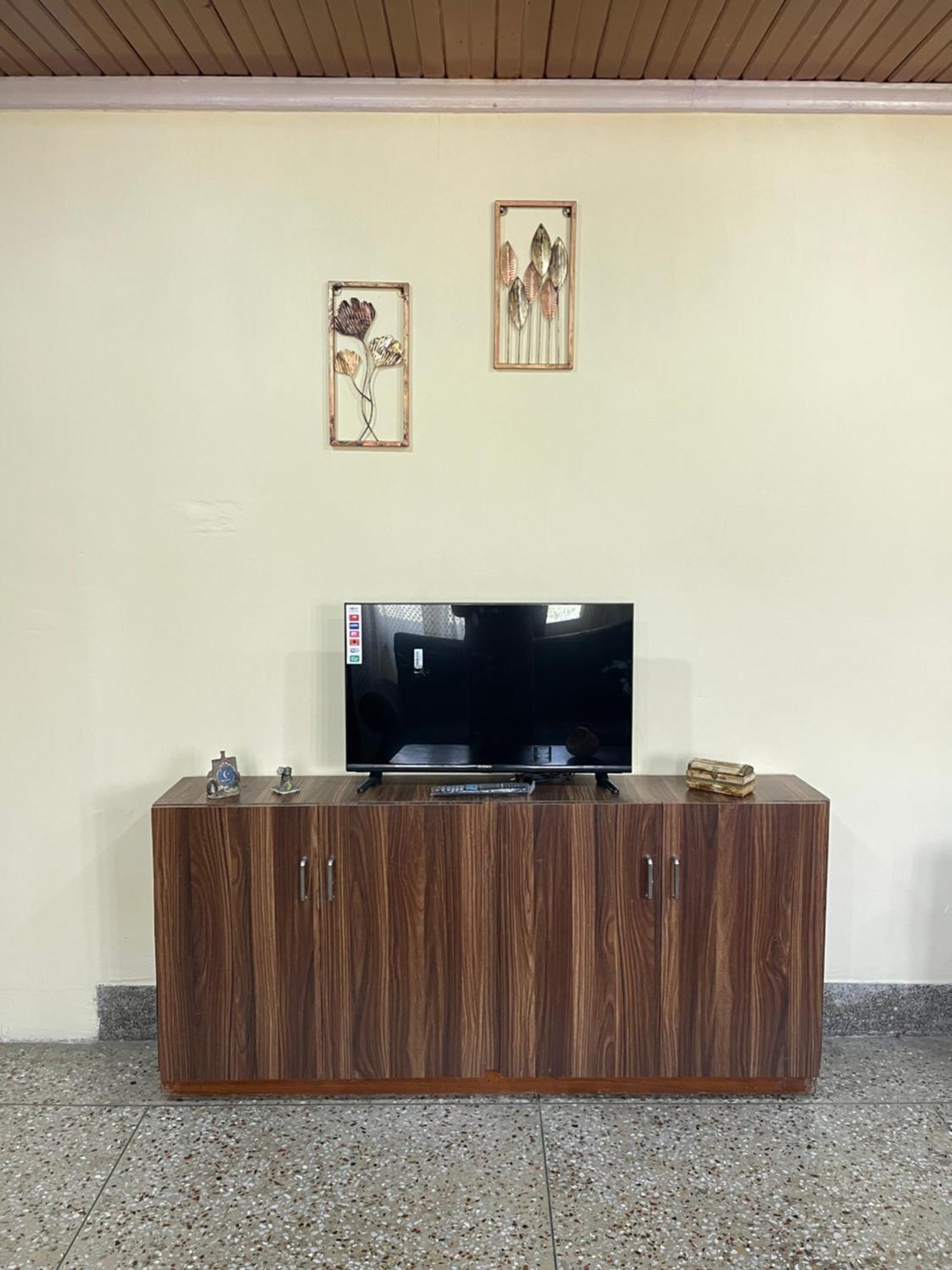 Khwaab Gah By The Khayabaan-Homestay Apartments Fully Furnished With Functional Kitchen, Wifi & Parking In City Centre Srīnagar Esterno foto