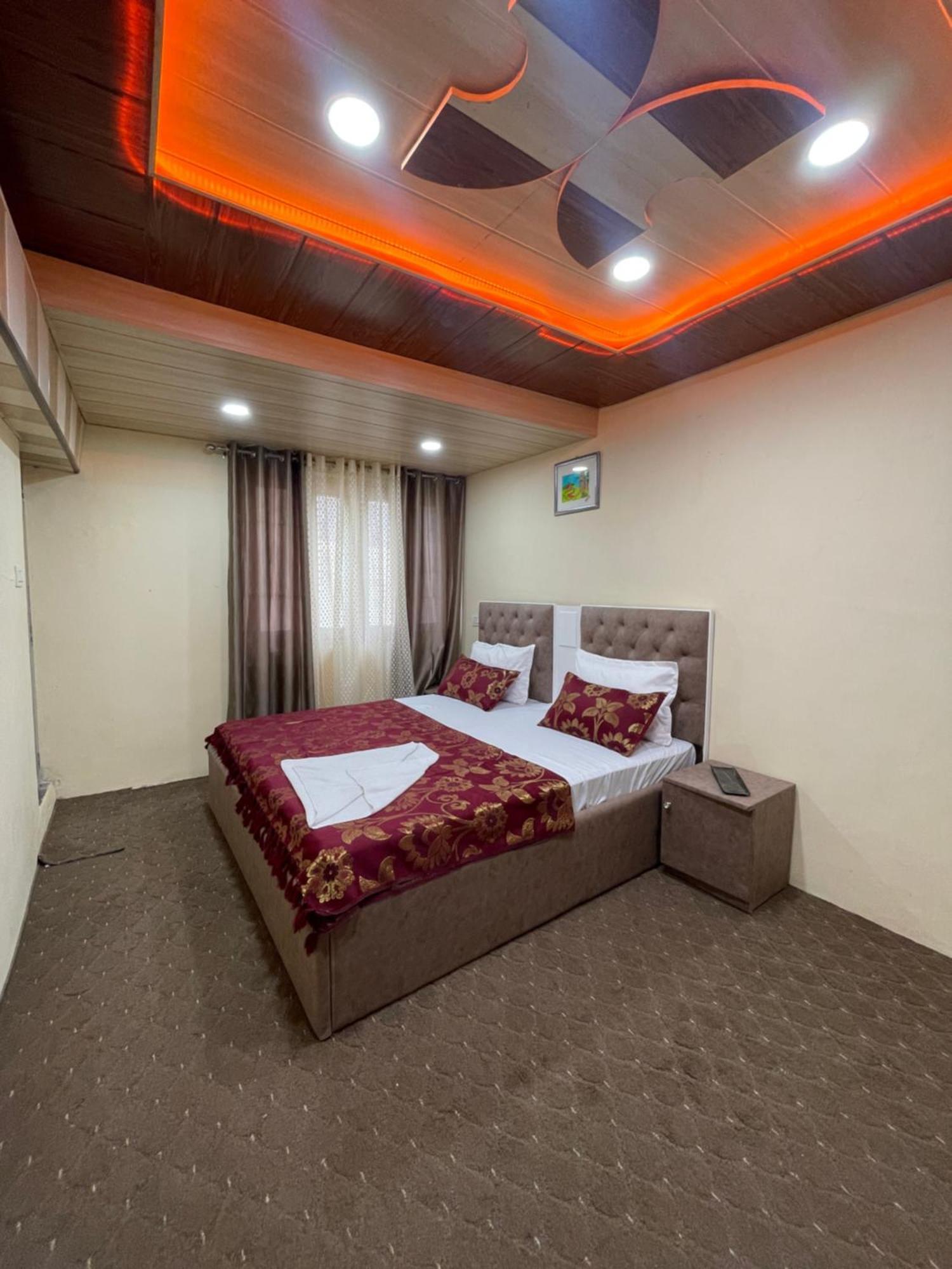 Khwaab Gah By The Khayabaan-Homestay Apartments Fully Furnished With Functional Kitchen, Wifi & Parking In City Centre Srīnagar Esterno foto
