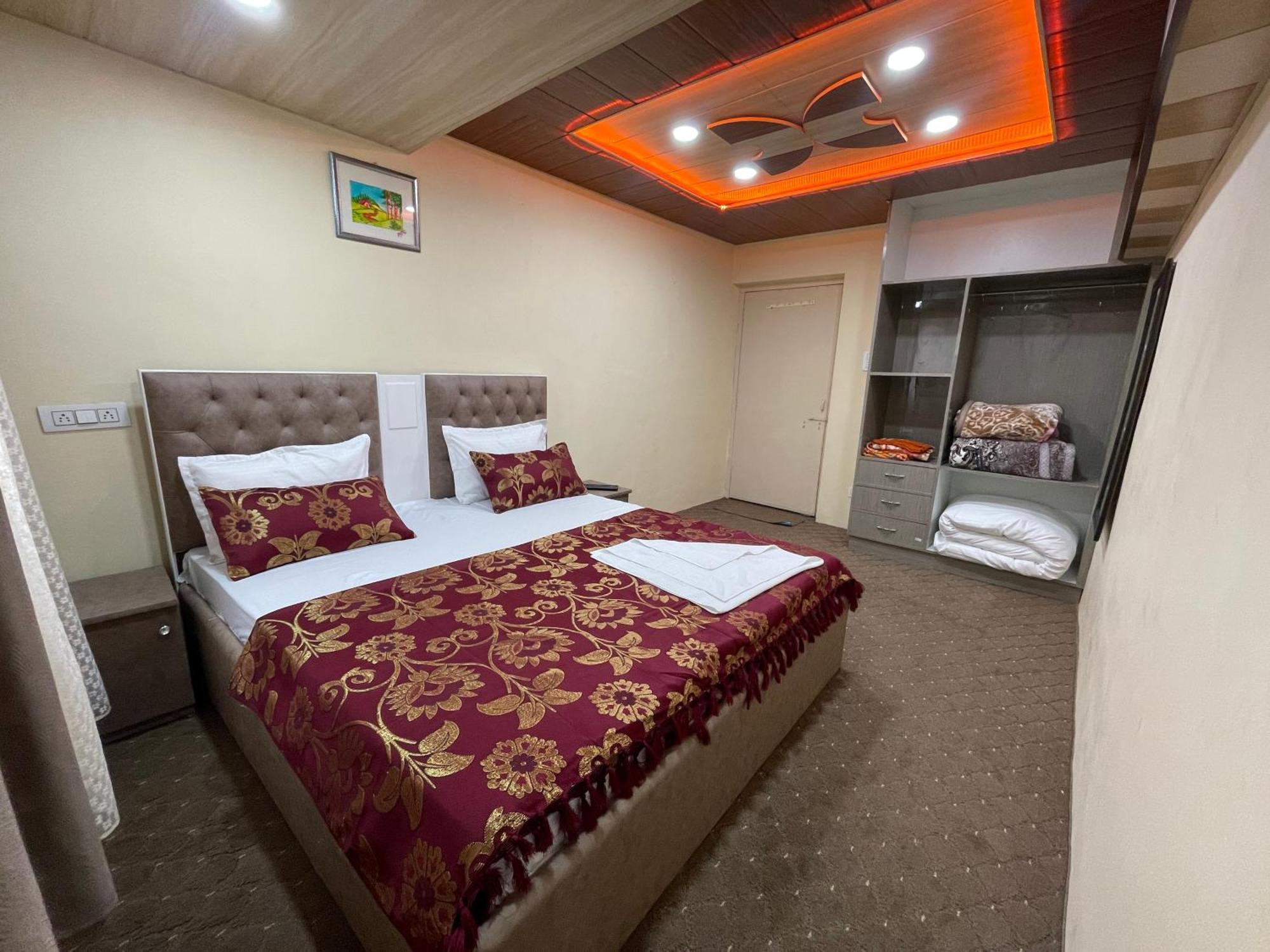 Khwaab Gah By The Khayabaan-Homestay Apartments Fully Furnished With Functional Kitchen, Wifi & Parking In City Centre Srīnagar Esterno foto