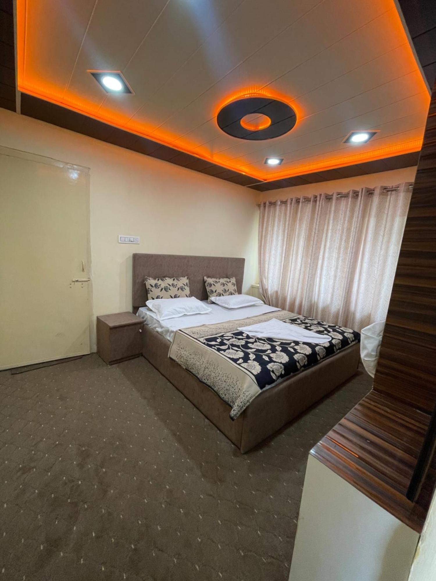 Khwaab Gah By The Khayabaan-Homestay Apartments Fully Furnished With Functional Kitchen, Wifi & Parking In City Centre Srīnagar Esterno foto