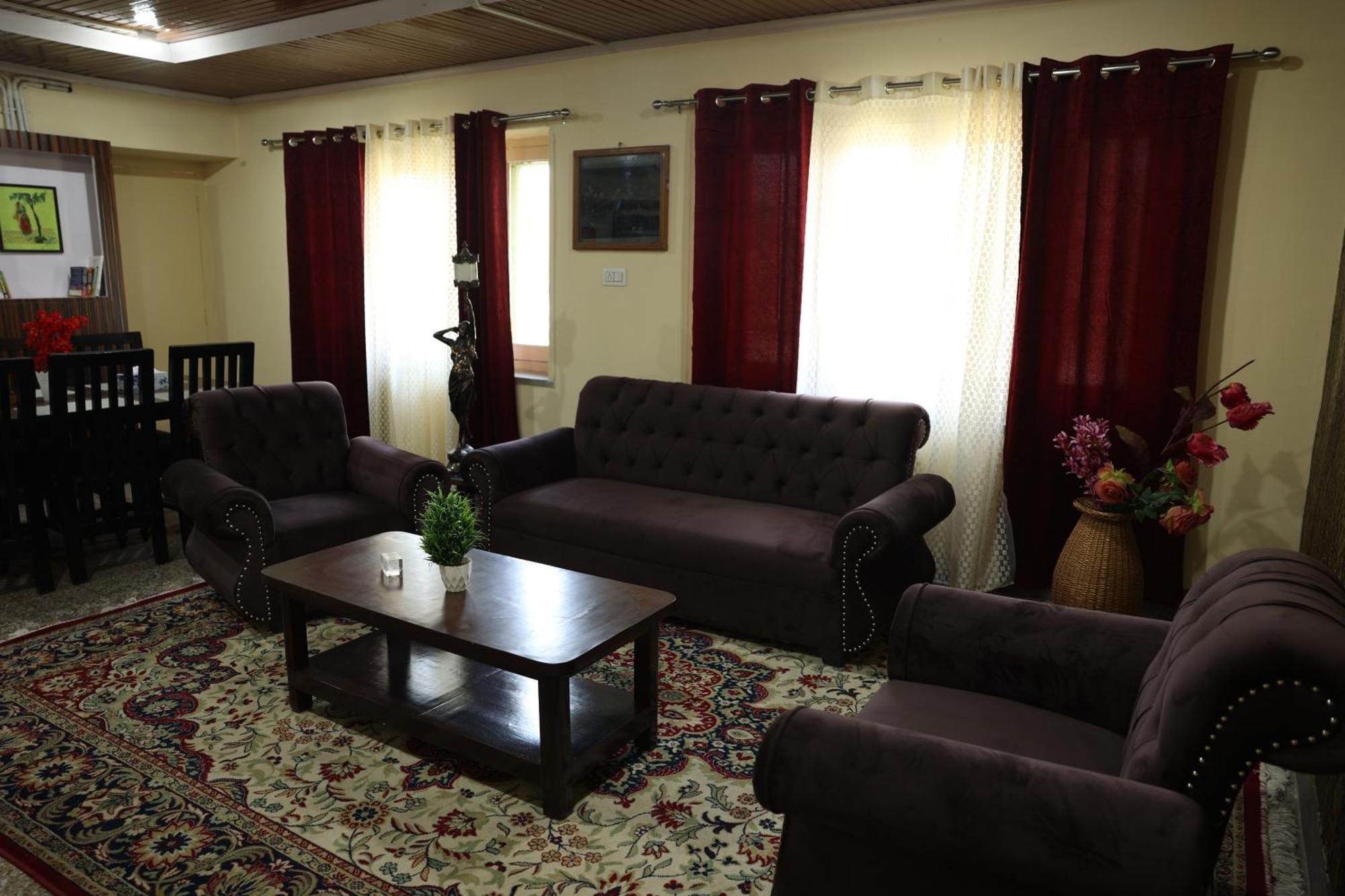 Khwaab Gah By The Khayabaan-Homestay Apartments Fully Furnished With Functional Kitchen, Wifi & Parking In City Centre Srīnagar Esterno foto
