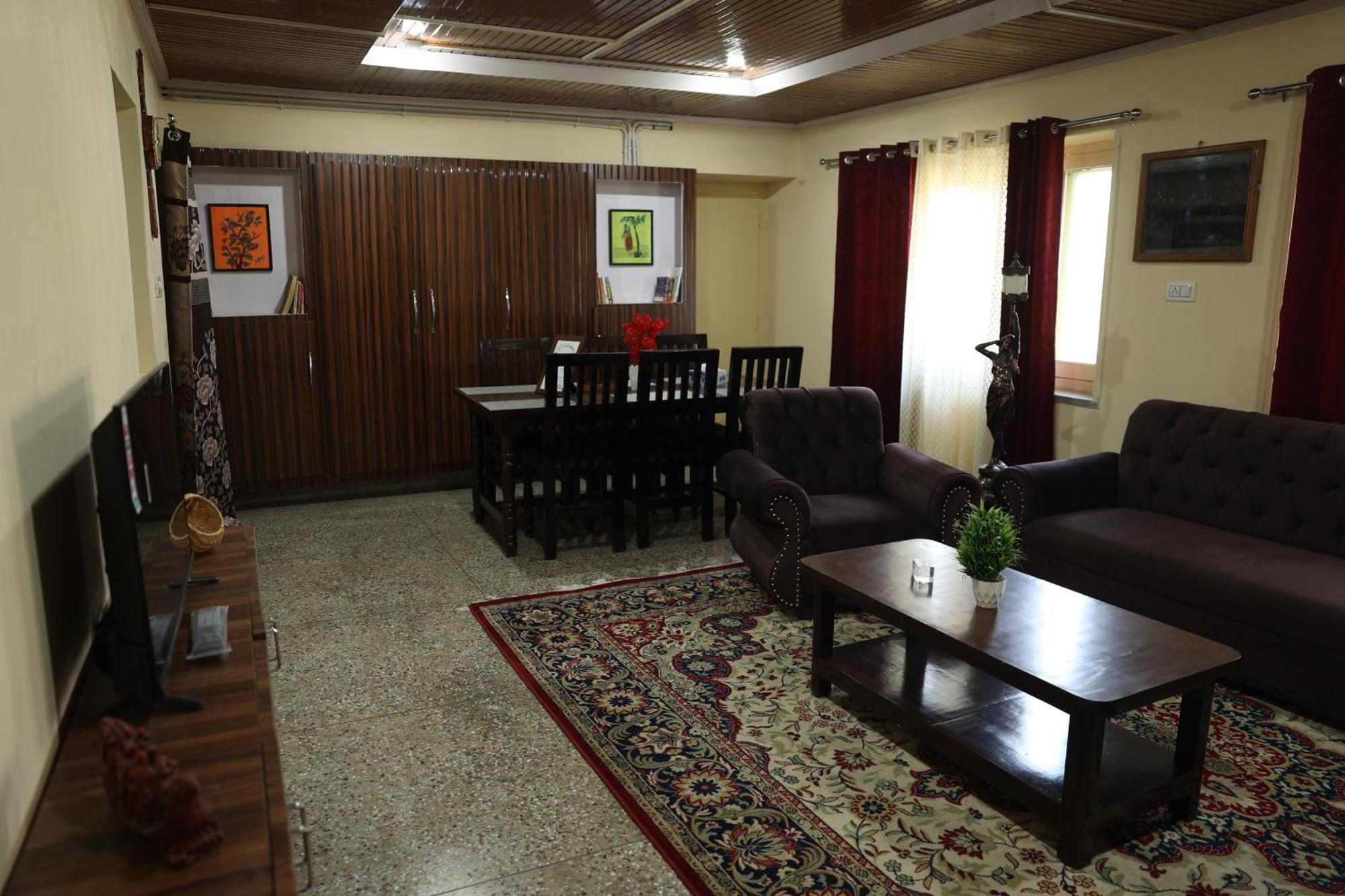 Khwaab Gah By The Khayabaan-Homestay Apartments Fully Furnished With Functional Kitchen, Wifi & Parking In City Centre Srīnagar Esterno foto