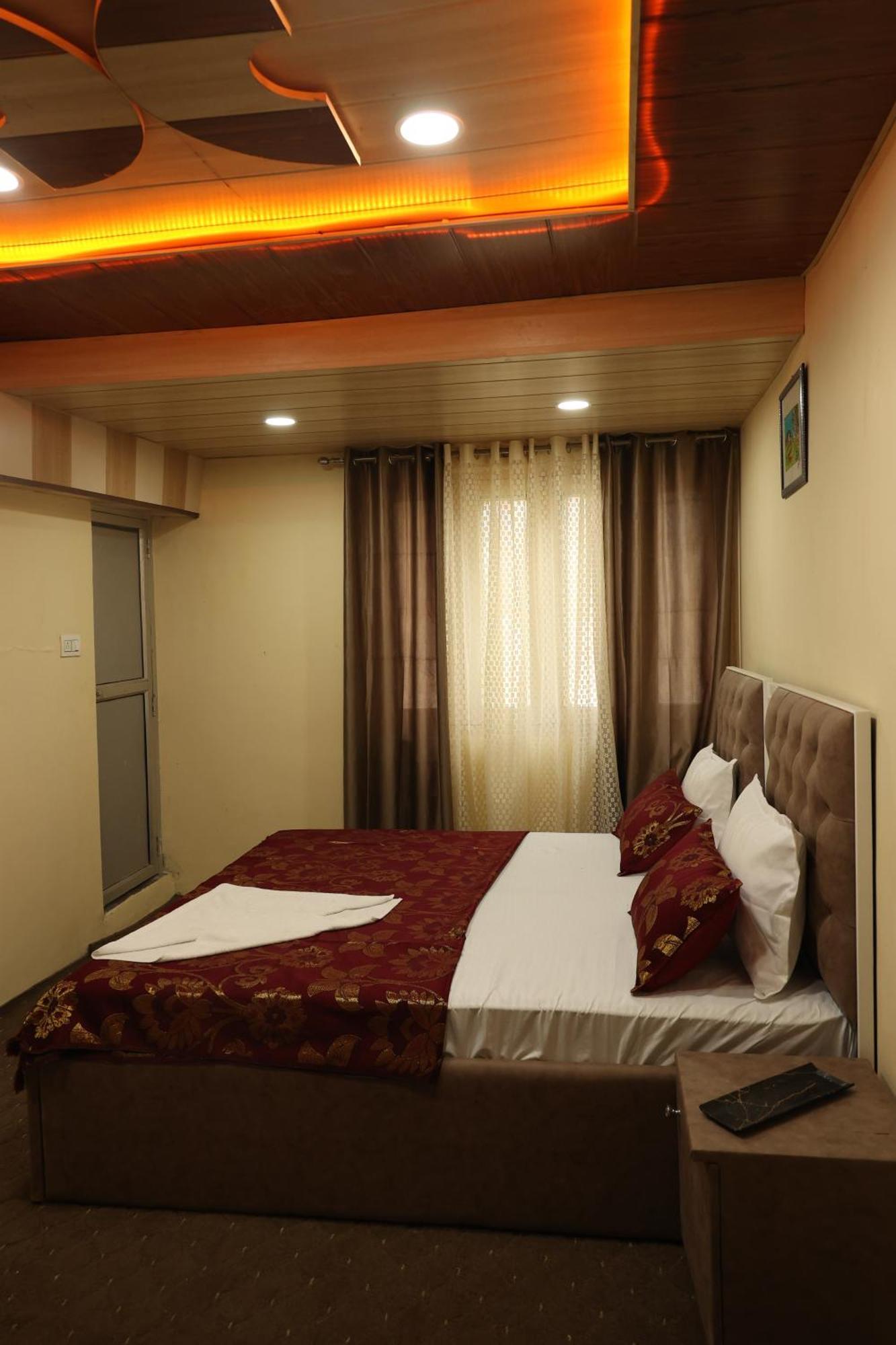 Khwaab Gah By The Khayabaan-Homestay Apartments Fully Furnished With Functional Kitchen, Wifi & Parking In City Centre Srīnagar Esterno foto