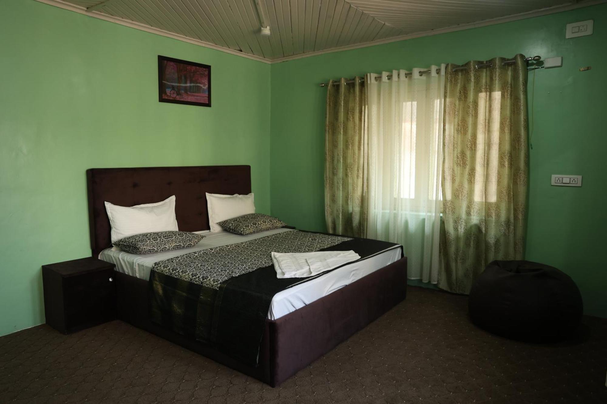 Khwaab Gah By The Khayabaan-Homestay Apartments Fully Furnished With Functional Kitchen, Wifi & Parking In City Centre Srīnagar Esterno foto