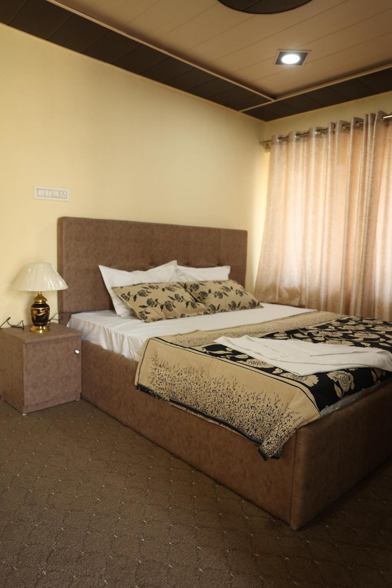 Khwaab Gah By The Khayabaan-Homestay Apartments Fully Furnished With Functional Kitchen, Wifi & Parking In City Centre Srīnagar Esterno foto