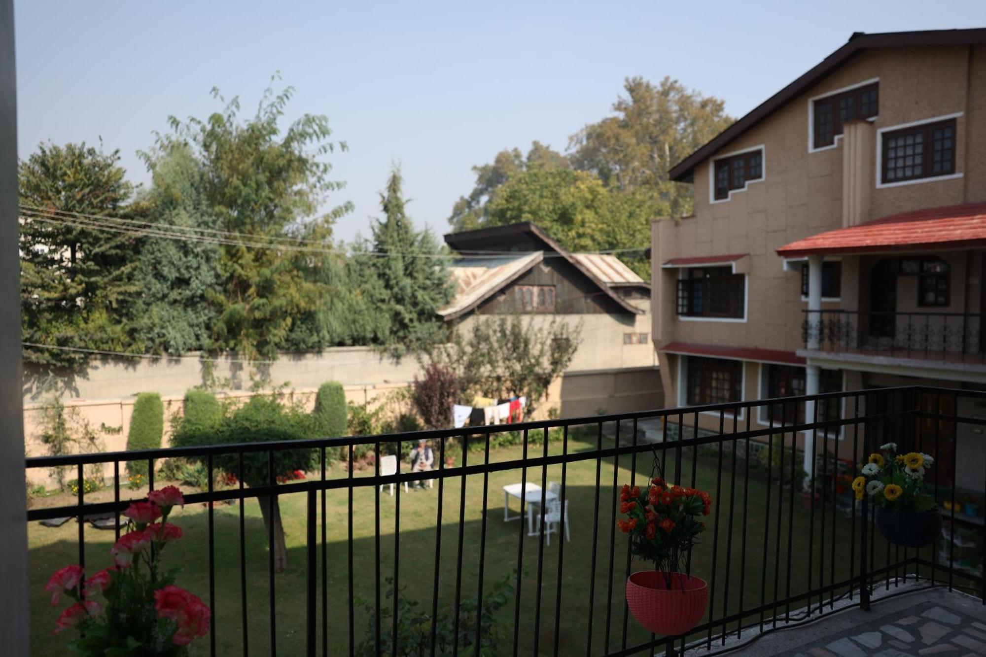 Khwaab Gah By The Khayabaan-Homestay Apartments Fully Furnished With Functional Kitchen, Wifi & Parking In City Centre Srīnagar Esterno foto