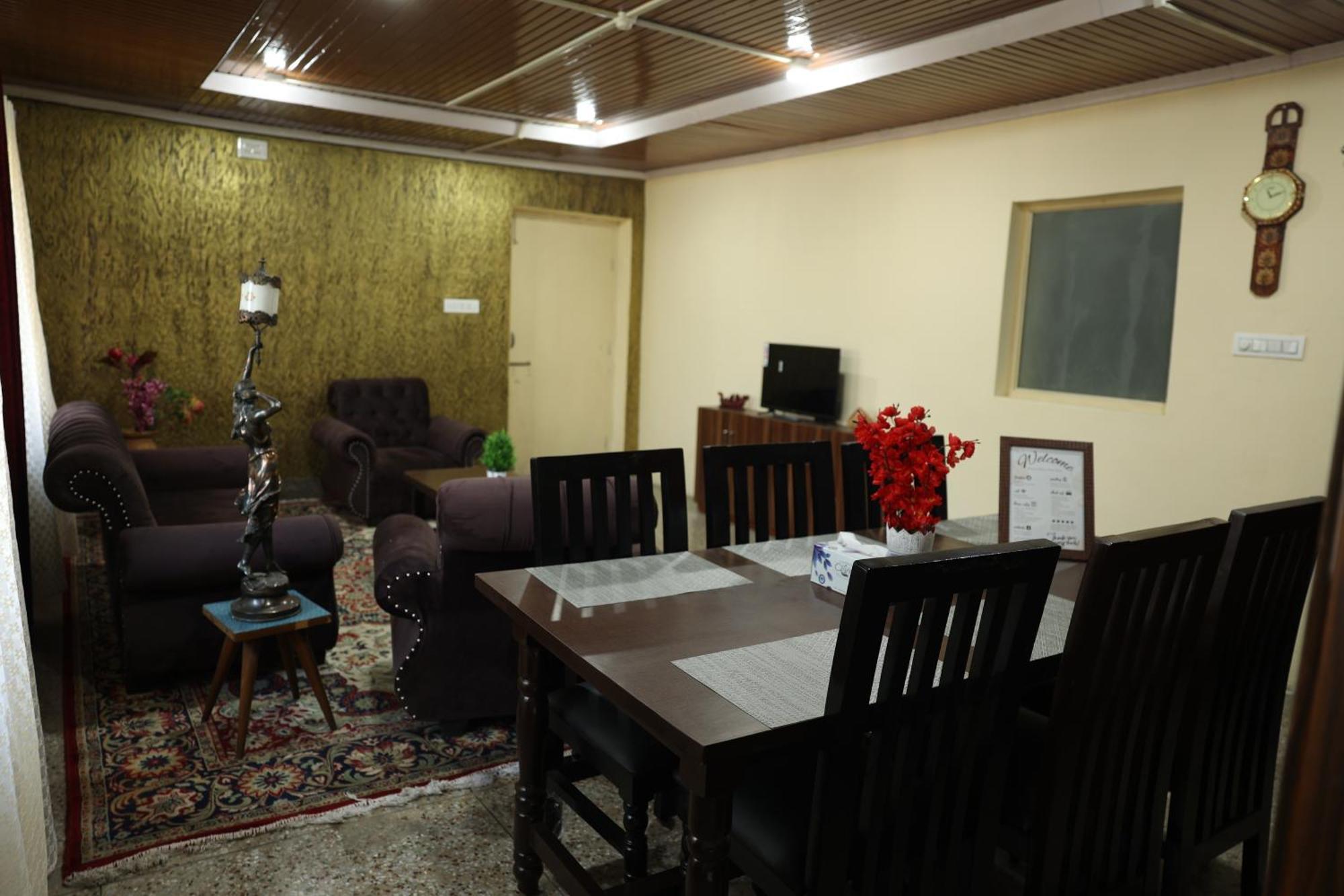 Khwaab Gah By The Khayabaan-Homestay Apartments Fully Furnished With Functional Kitchen, Wifi & Parking In City Centre Srīnagar Esterno foto