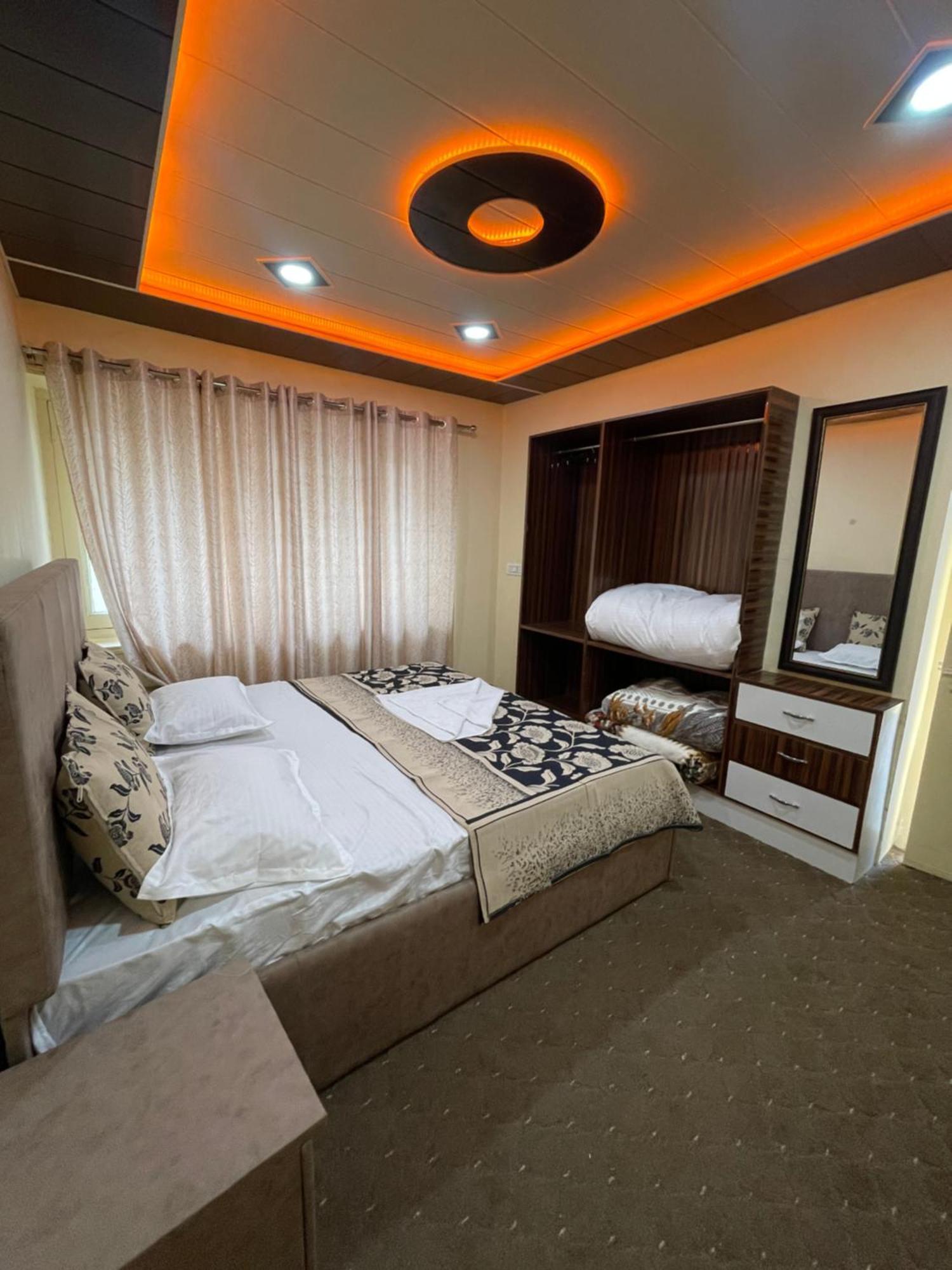 Khwaab Gah By The Khayabaan-Homestay Apartments Fully Furnished With Functional Kitchen, Wifi & Parking In City Centre Srīnagar Esterno foto
