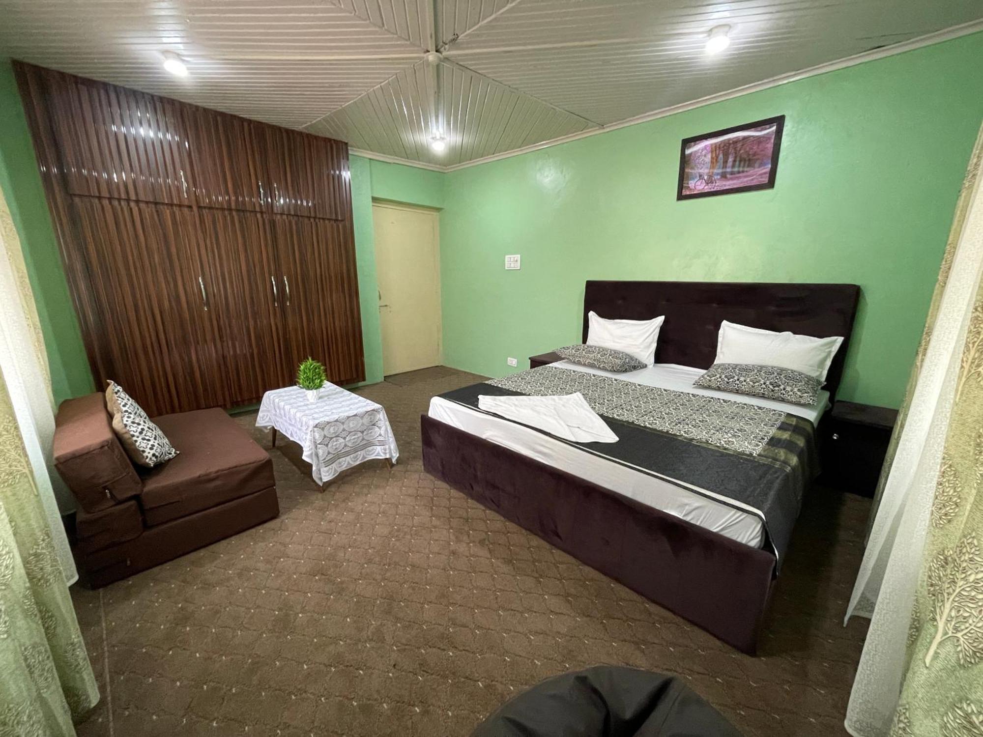 Khwaab Gah By The Khayabaan-Homestay Apartments Fully Furnished With Functional Kitchen, Wifi & Parking In City Centre Srīnagar Esterno foto