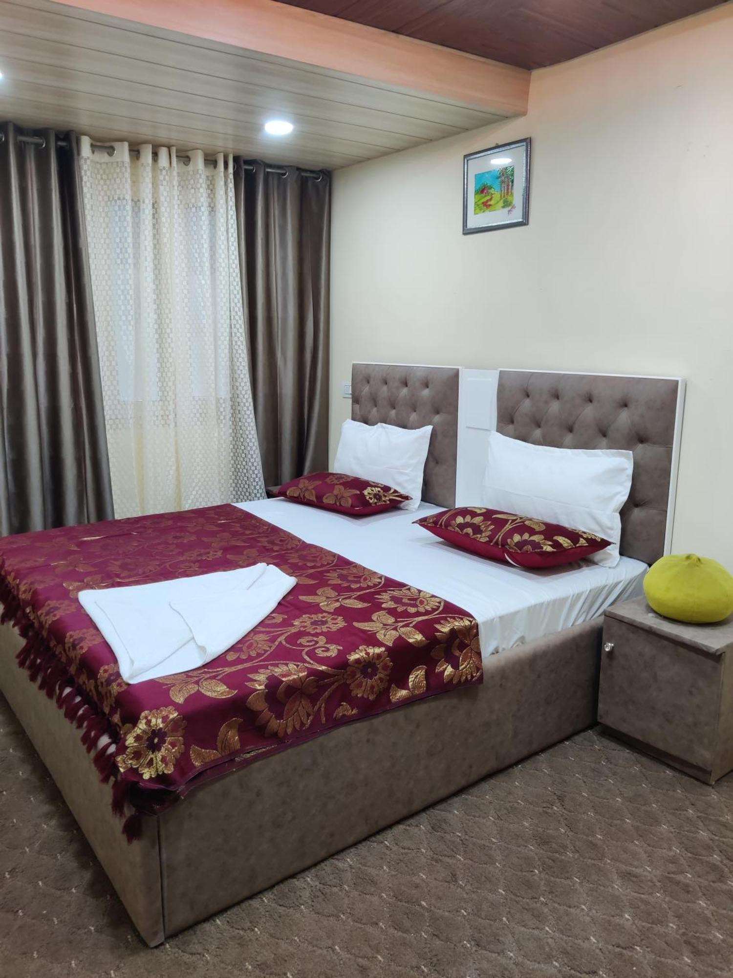 Khwaab Gah By The Khayabaan-Homestay Apartments Fully Furnished With Functional Kitchen, Wifi & Parking In City Centre Srīnagar Esterno foto