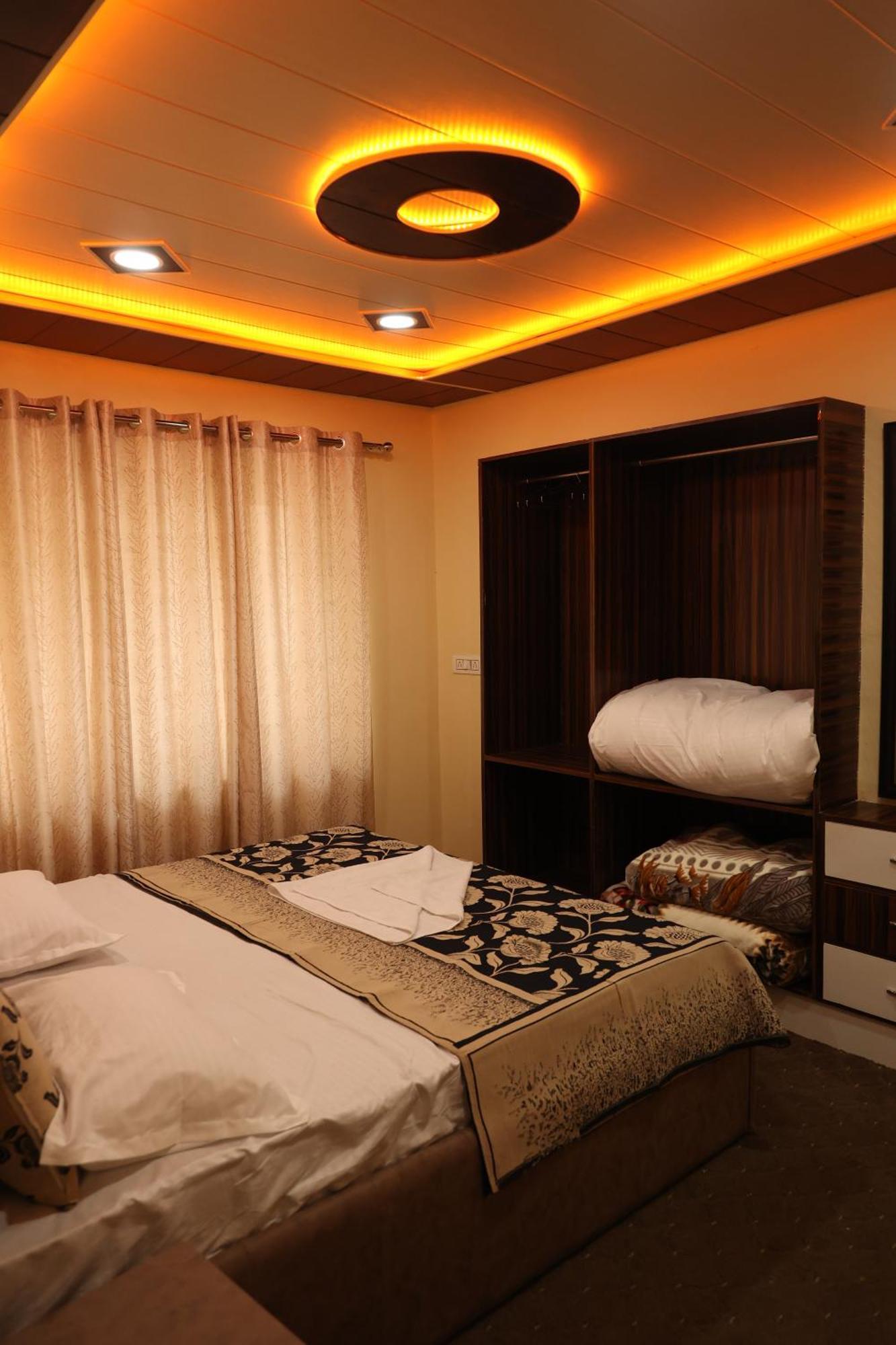 Khwaab Gah By The Khayabaan-Homestay Apartments Fully Furnished With Functional Kitchen, Wifi & Parking In City Centre Srīnagar Esterno foto