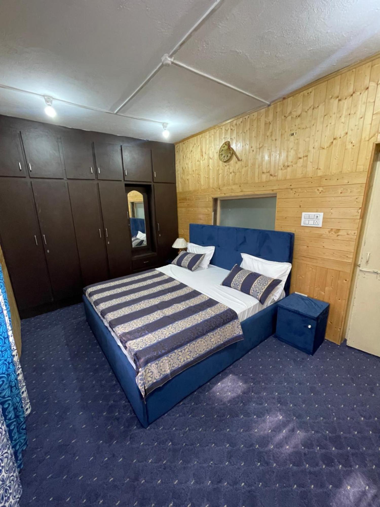 Khwaab Gah By The Khayabaan-Homestay Apartments Fully Furnished With Functional Kitchen, Wifi & Parking In City Centre Srīnagar Esterno foto