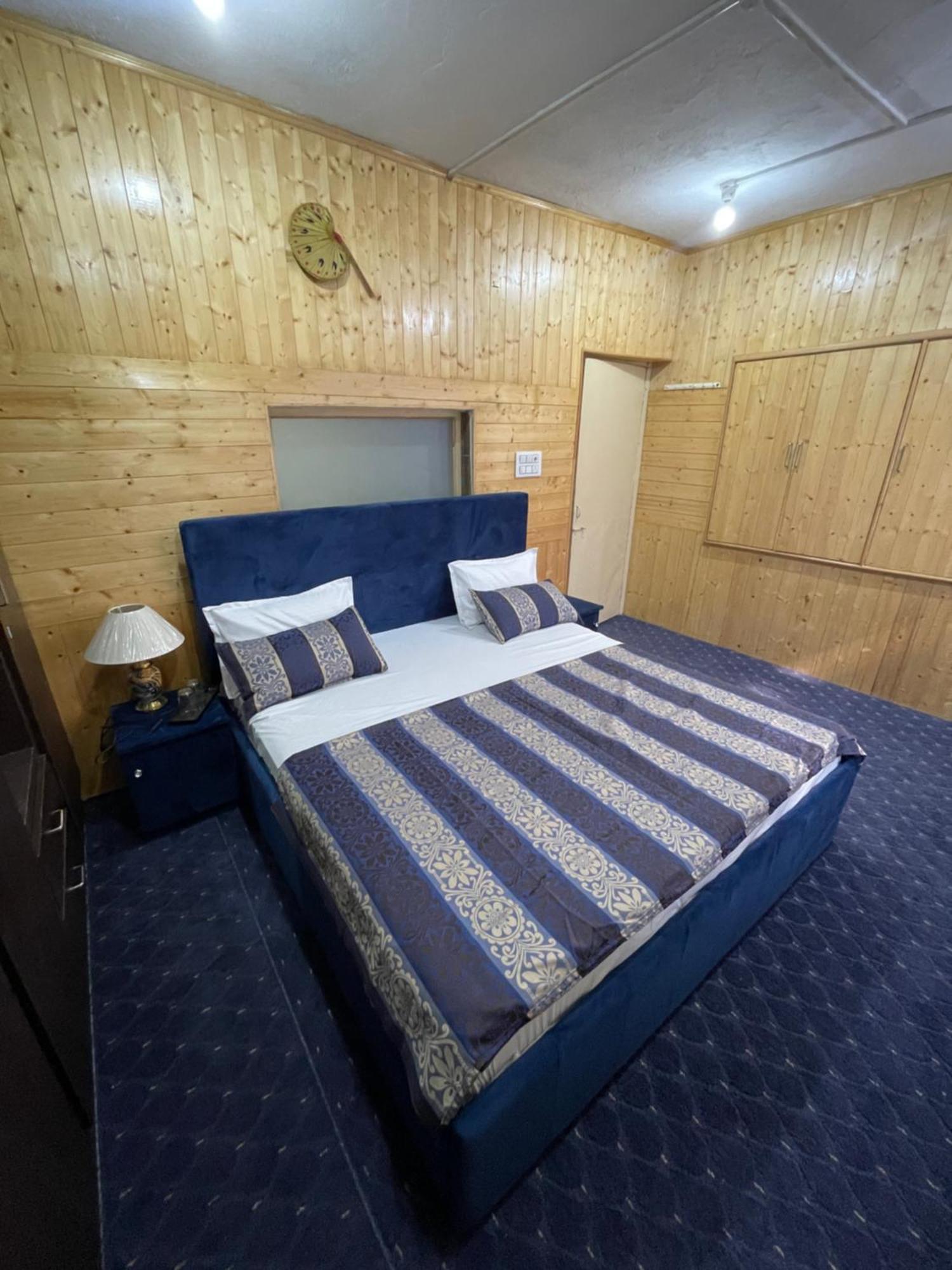 Khwaab Gah By The Khayabaan-Homestay Apartments Fully Furnished With Functional Kitchen, Wifi & Parking In City Centre Srīnagar Esterno foto