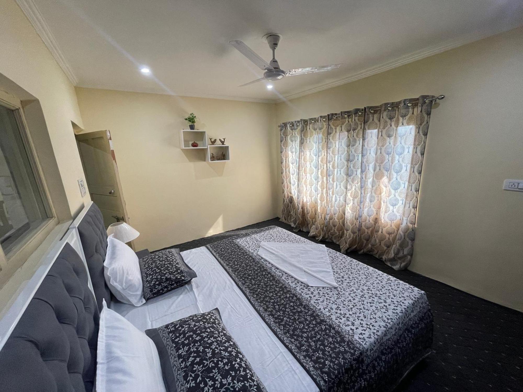 Khwaab Gah By The Khayabaan-Homestay Apartments Fully Furnished With Functional Kitchen, Wifi & Parking In City Centre Srīnagar Esterno foto