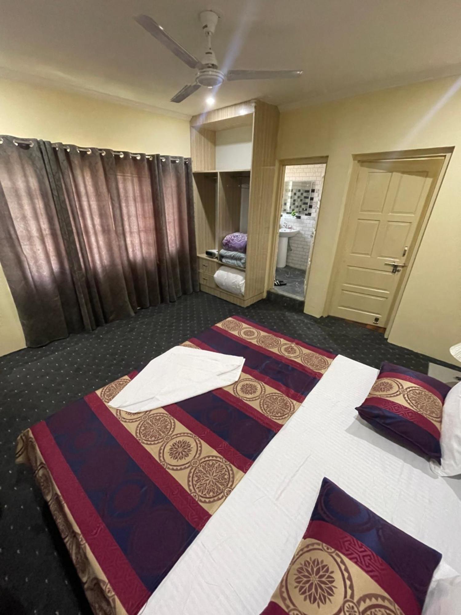 Khwaab Gah By The Khayabaan-Homestay Apartments Fully Furnished With Functional Kitchen, Wifi & Parking In City Centre Srīnagar Esterno foto