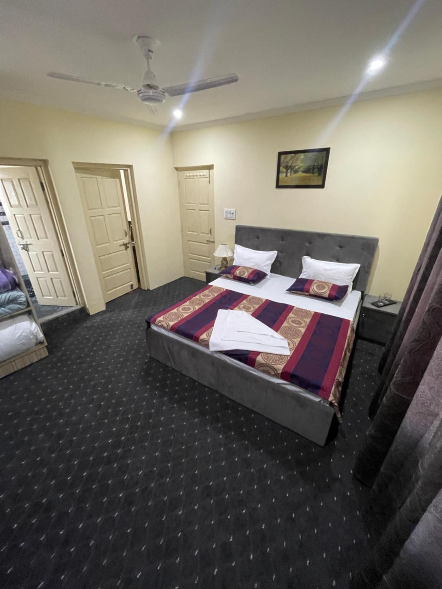 Khwaab Gah By The Khayabaan-Homestay Apartments Fully Furnished With Functional Kitchen, Wifi & Parking In City Centre Srīnagar Esterno foto