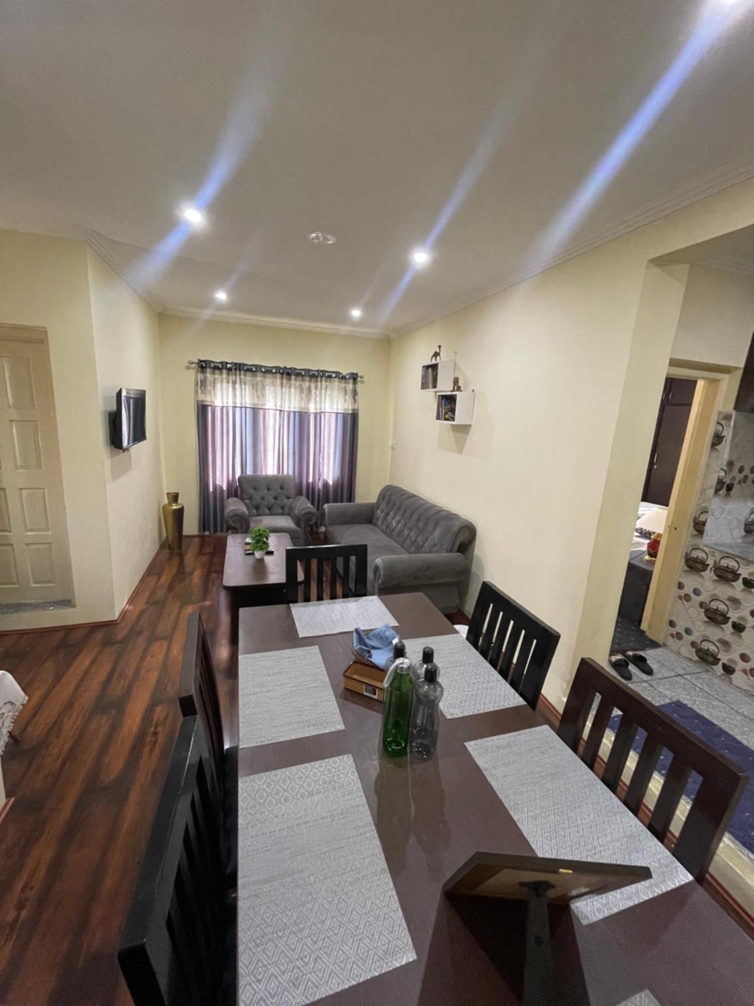 Khwaab Gah By The Khayabaan-Homestay Apartments Fully Furnished With Functional Kitchen, Wifi & Parking In City Centre Srīnagar Esterno foto