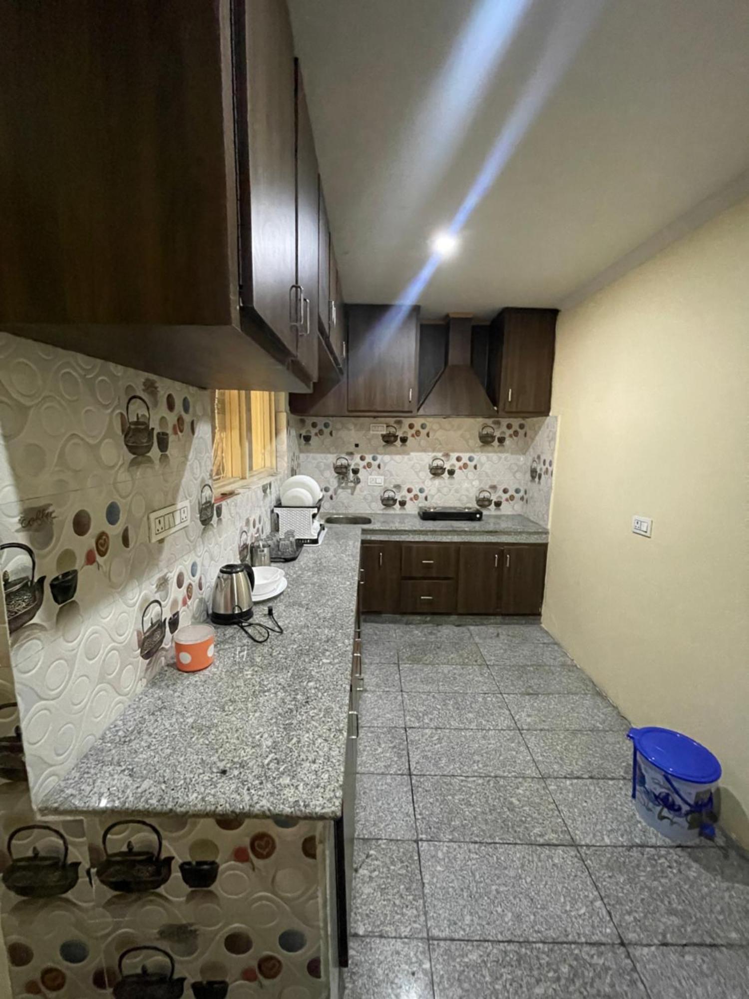Khwaab Gah By The Khayabaan-Homestay Apartments Fully Furnished With Functional Kitchen, Wifi & Parking In City Centre Srīnagar Esterno foto