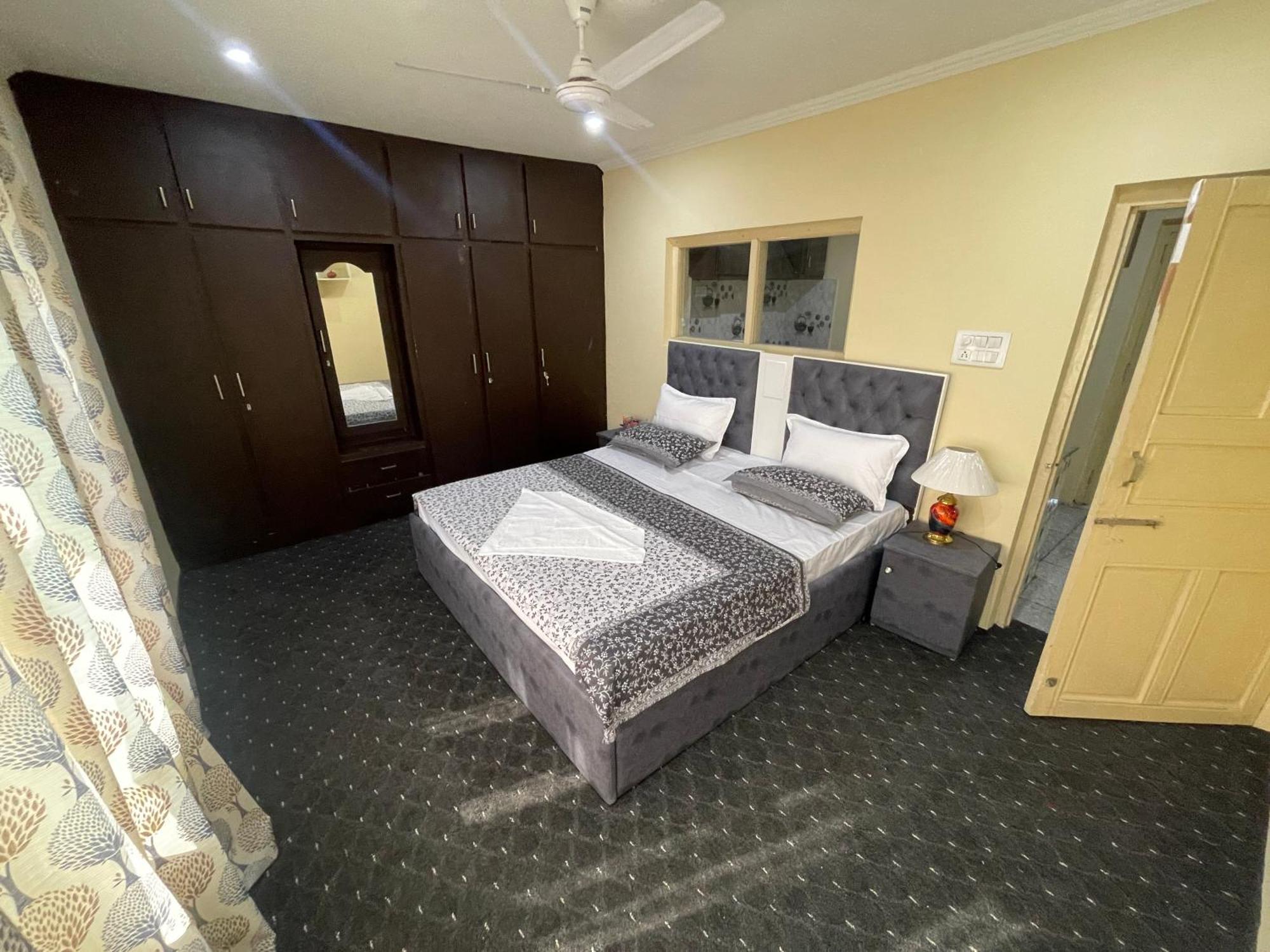 Khwaab Gah By The Khayabaan-Homestay Apartments Fully Furnished With Functional Kitchen, Wifi & Parking In City Centre Srīnagar Esterno foto