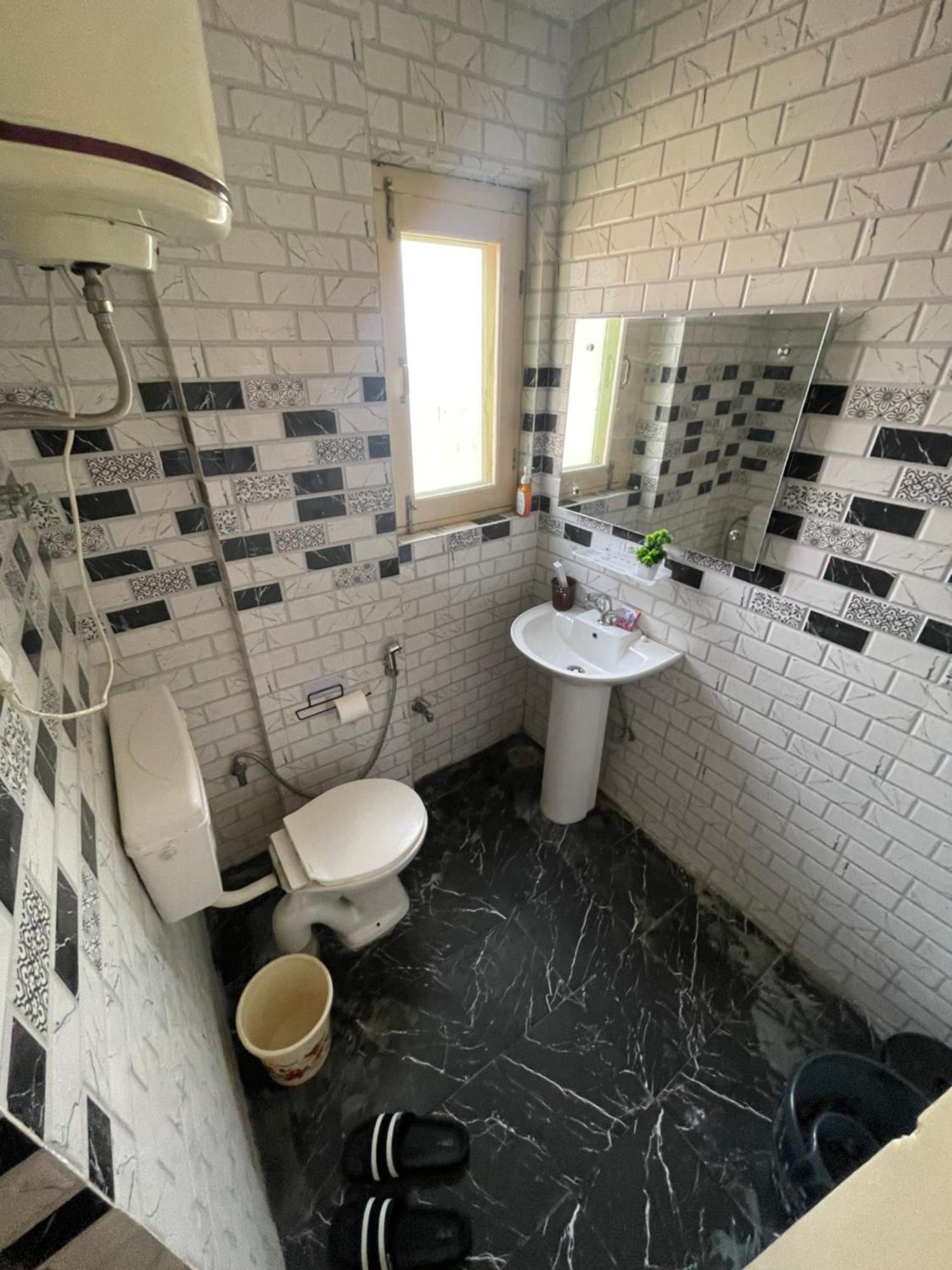 Khwaab Gah By The Khayabaan-Homestay Apartments Fully Furnished With Functional Kitchen, Wifi & Parking In City Centre Srīnagar Esterno foto