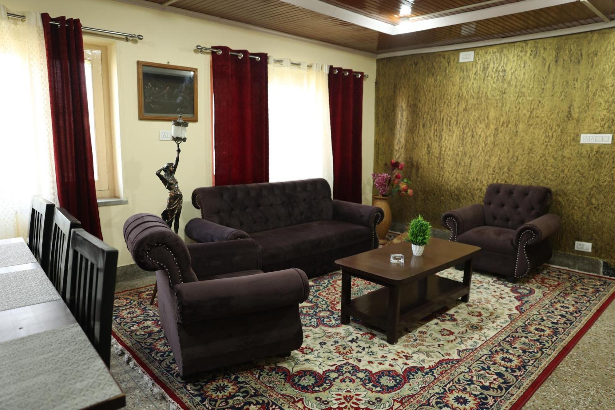 Khwaab Gah By The Khayabaan-Homestay Apartments Fully Furnished With Functional Kitchen, Wifi & Parking In City Centre Srīnagar Esterno foto