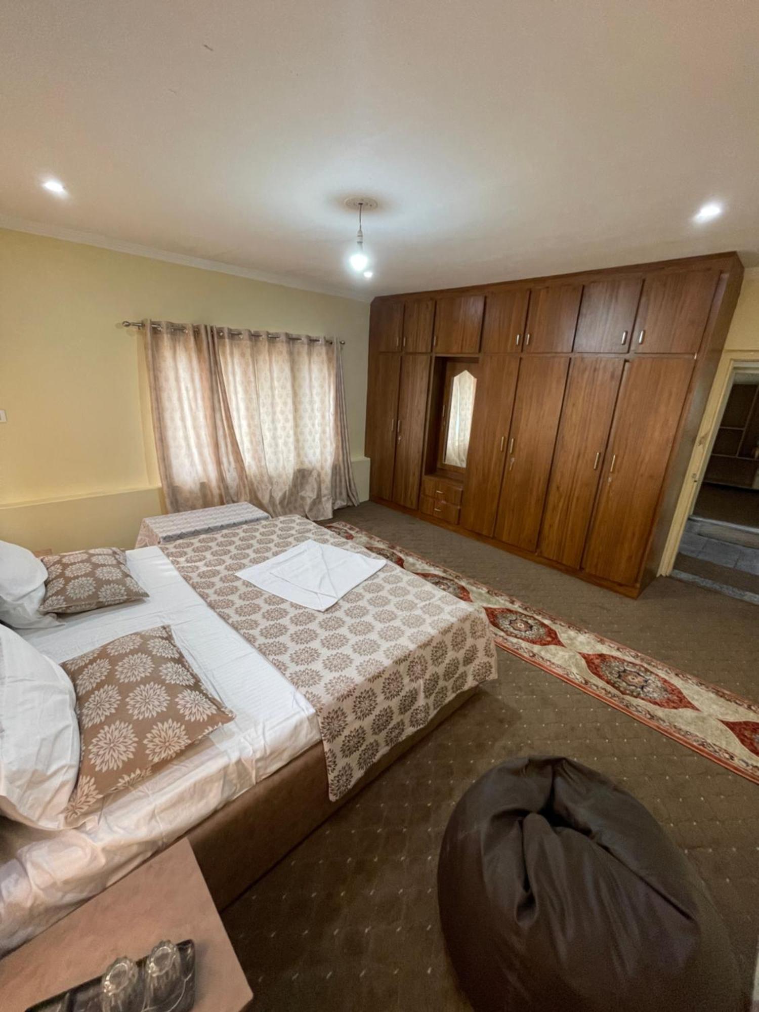 Khwaab Gah By The Khayabaan-Homestay Apartments Fully Furnished With Functional Kitchen, Wifi & Parking In City Centre Srīnagar Esterno foto
