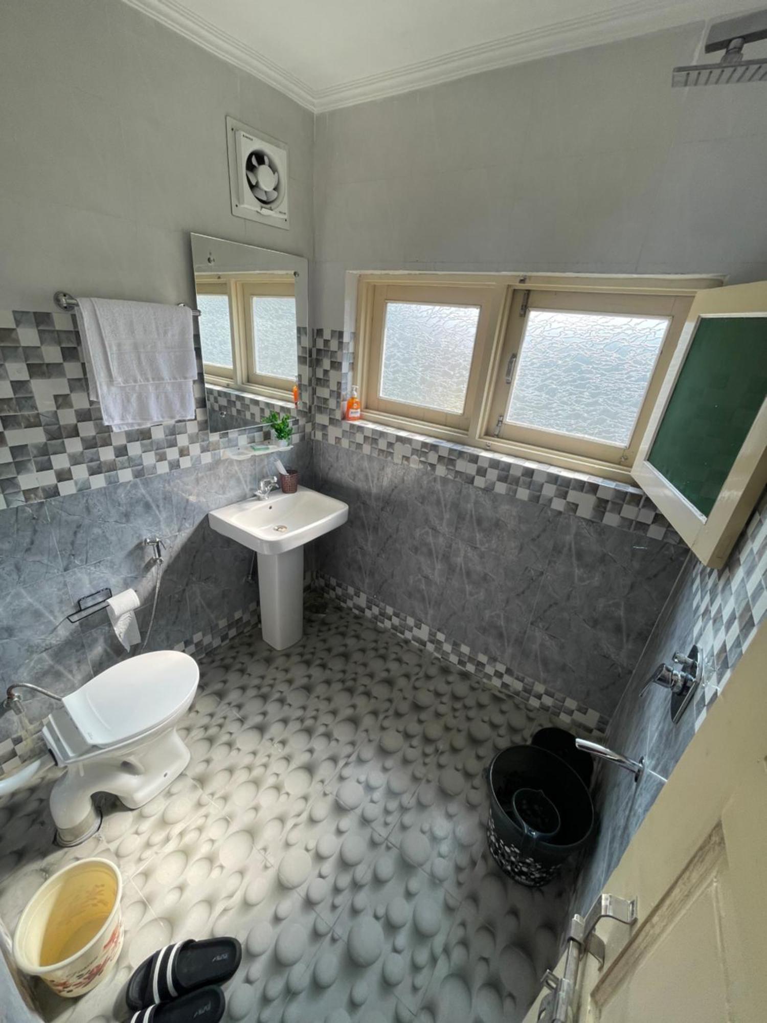Khwaab Gah By The Khayabaan-Homestay Apartments Fully Furnished With Functional Kitchen, Wifi & Parking In City Centre Srīnagar Esterno foto
