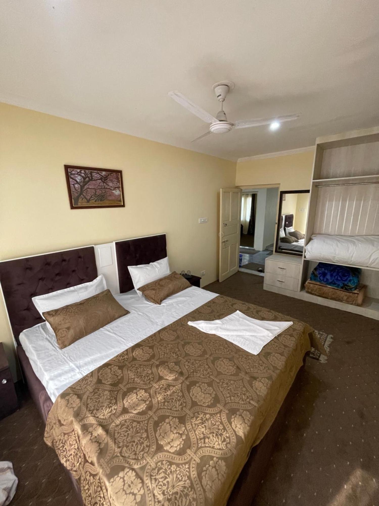 Khwaab Gah By The Khayabaan-Homestay Apartments Fully Furnished With Functional Kitchen, Wifi & Parking In City Centre Srīnagar Esterno foto